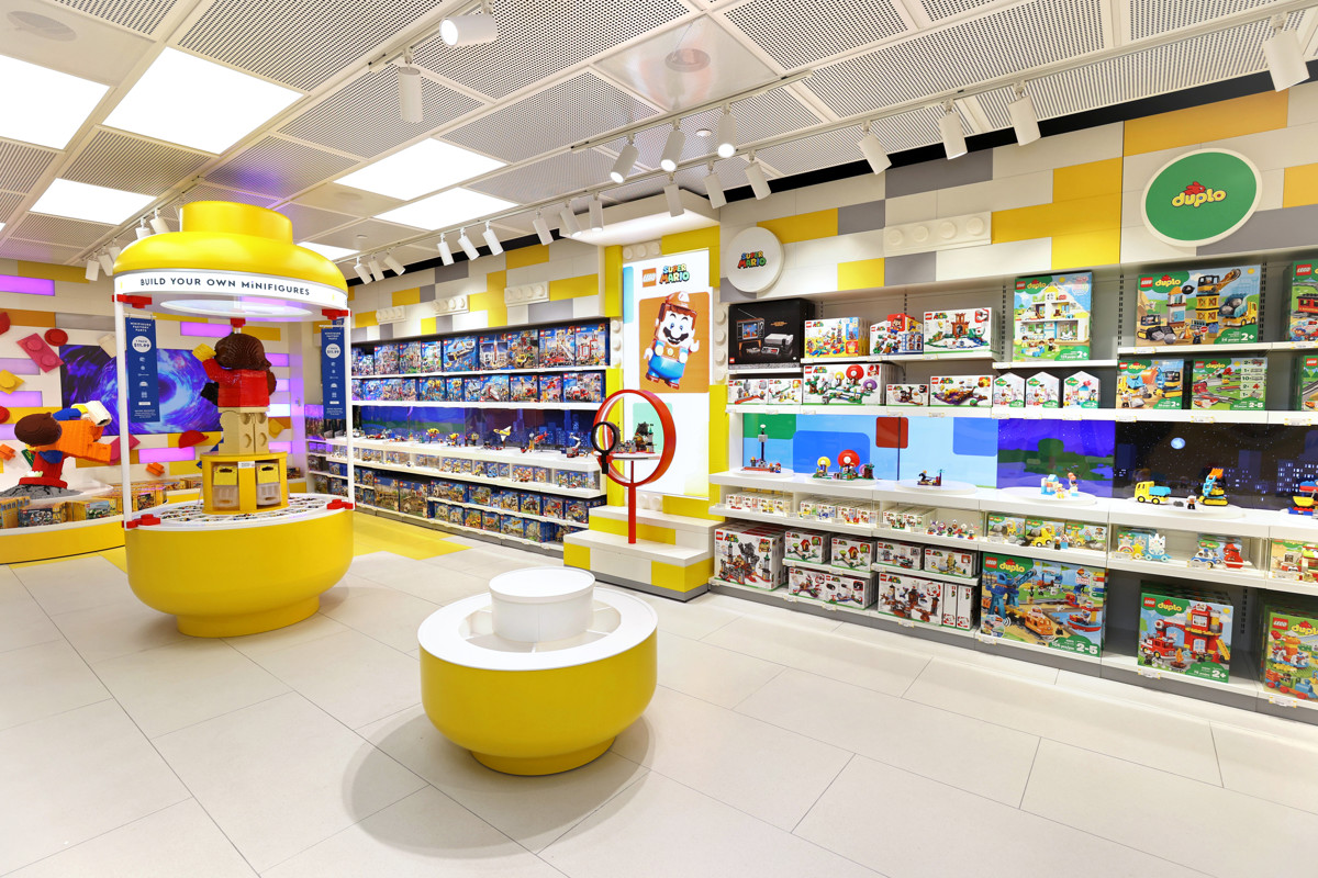 The LEGO(R) Store Flagship On Fifth 001