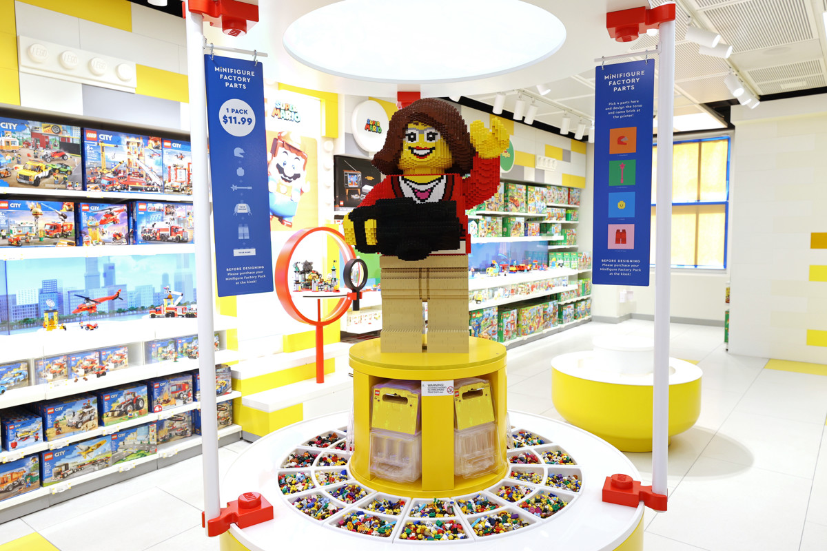 The LEGO(R) Store Flagship On Fifth 006
