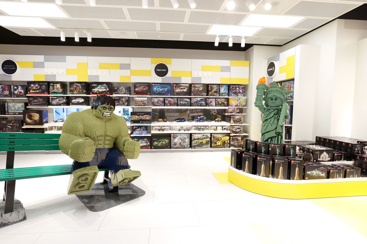The LEGO(R) Store Flagship On Fifth 021
